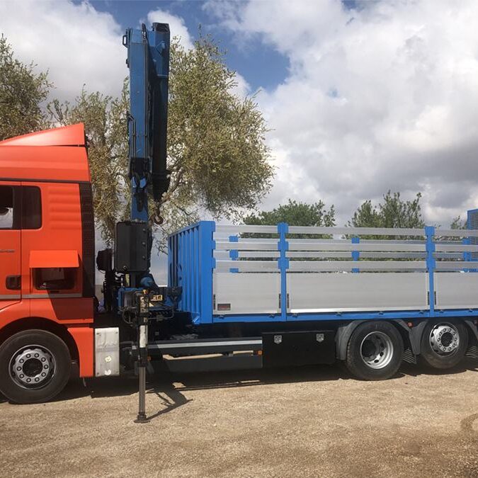 camion pluma con rampas