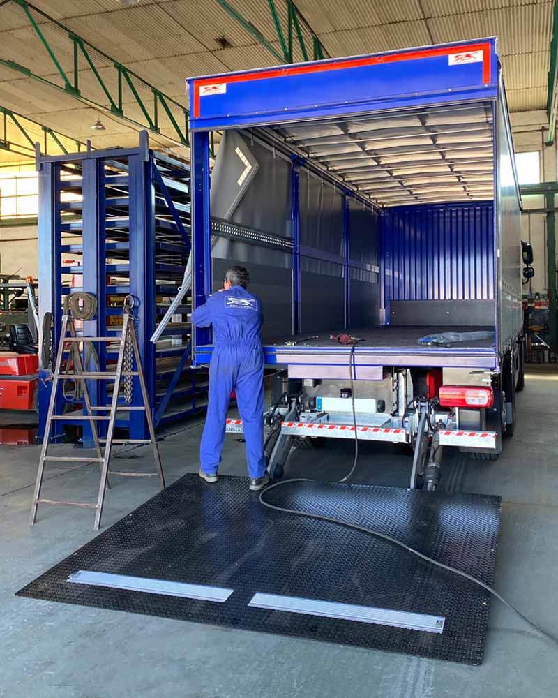 Camión con plataforma elevadora - Talleres Esteso