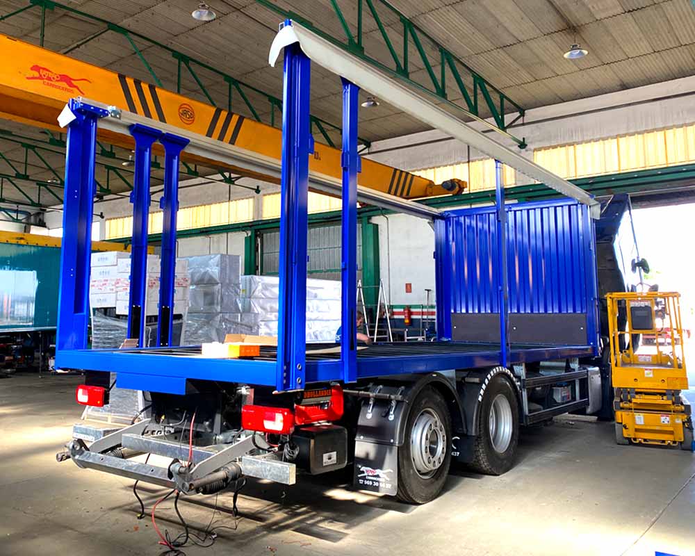 Camión con plataforma elevadora - Talleres Esteso