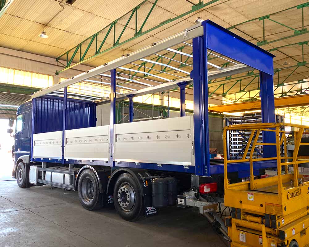 Camión con plataforma elevadora - Talleres Esteso