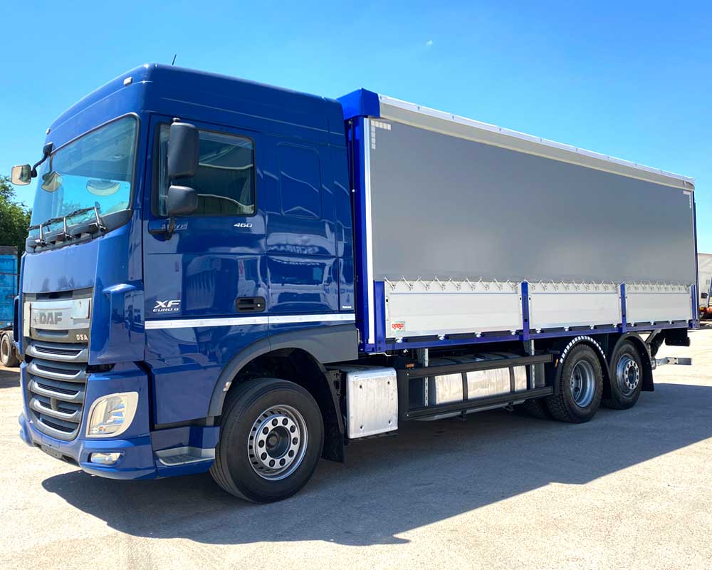 Camión con plataforma elevadora - Talleres Esteso