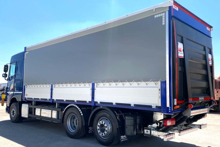 camion con plataforma elevadora