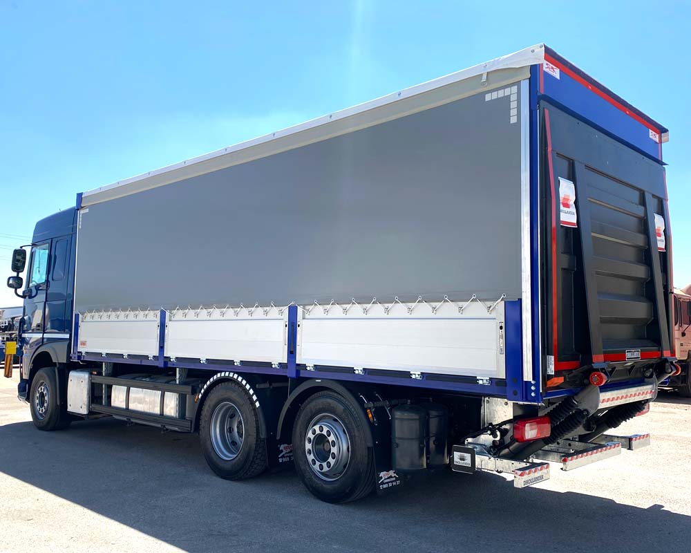 Camión con plataforma elevadora Talleres Esteso